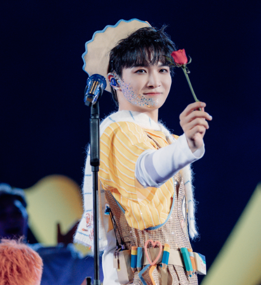 周深在中国香港开跨年演唱会，各路大咖纷纷送上花篮以示祝贺，其中居然有成龙、刘德华