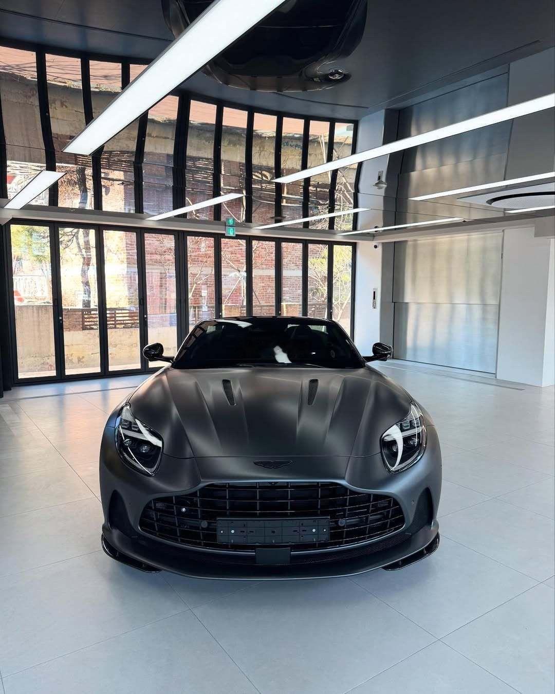 阿斯顿马丁DB12作为装配苹果全新CarPlay的第一款车，苹果汽车么[不愧是