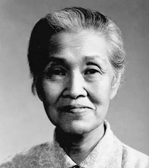 1964年,一名身患重症的孕妇正要进行手术,林巧稚拦下做手术的医生,说:“让她出