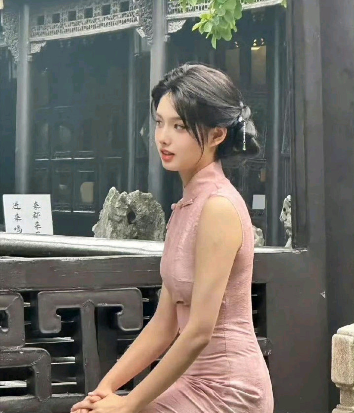 路人视角下的艾米，这颜值不火都难！​​​