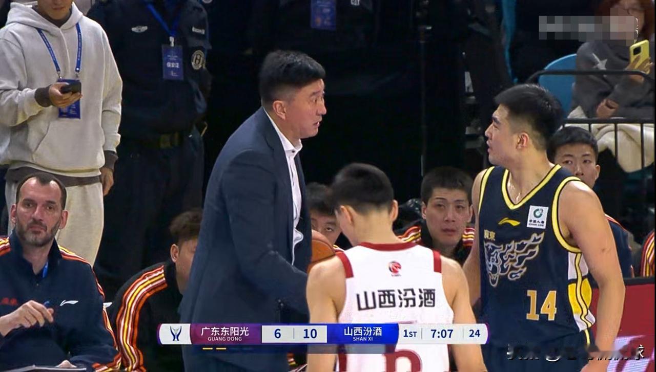 广东东阳光主帅杜峰真是太凶了，他当众怒吼张文逸！在今天进行的广东东阳光和山西汾酒