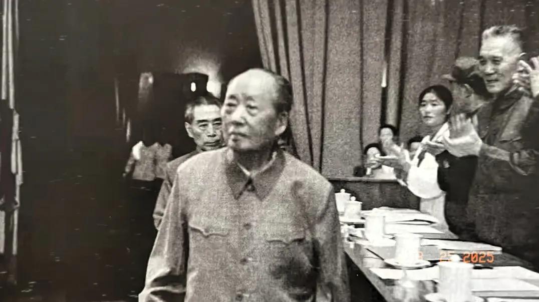 珍贵的一张历史照片。这是一张1973年8月，毛泽东主席走进人民大会堂，参加中国