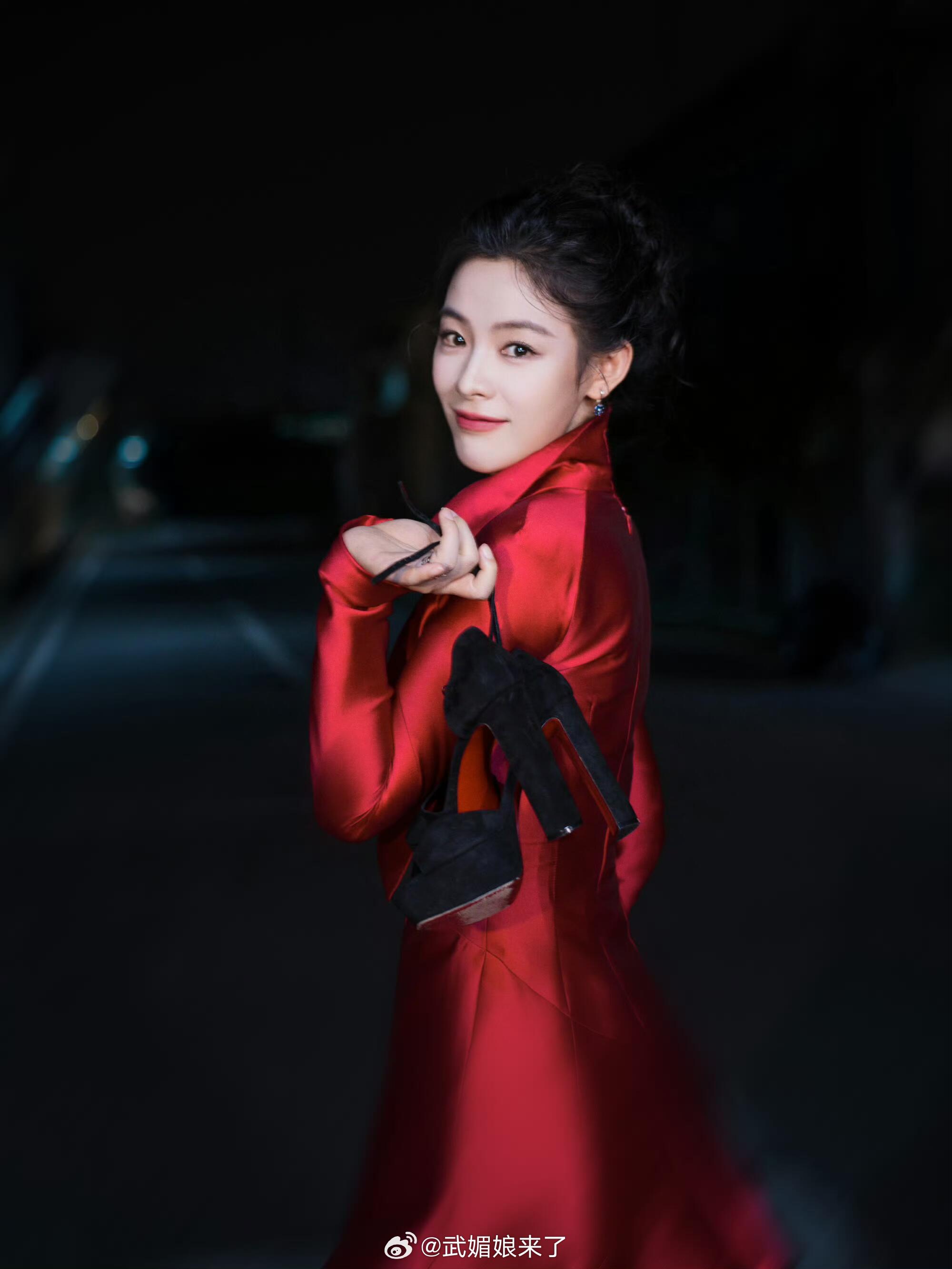 陈丽君身穿AlexisMabille2023秋冬高级定制系列的红色缎面鱼