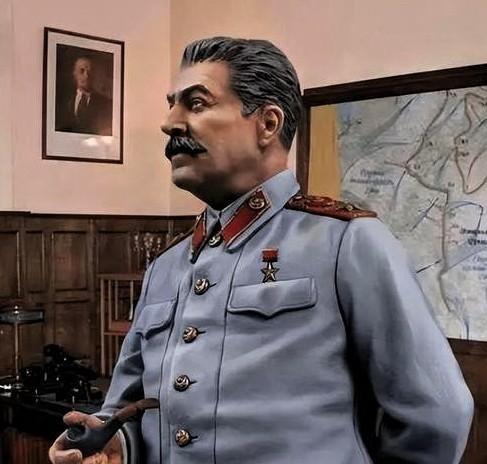 斯大林到底有多让人害怕？咱就这么说，世界上从来没有一个领袖，能像斯大林那样，对自