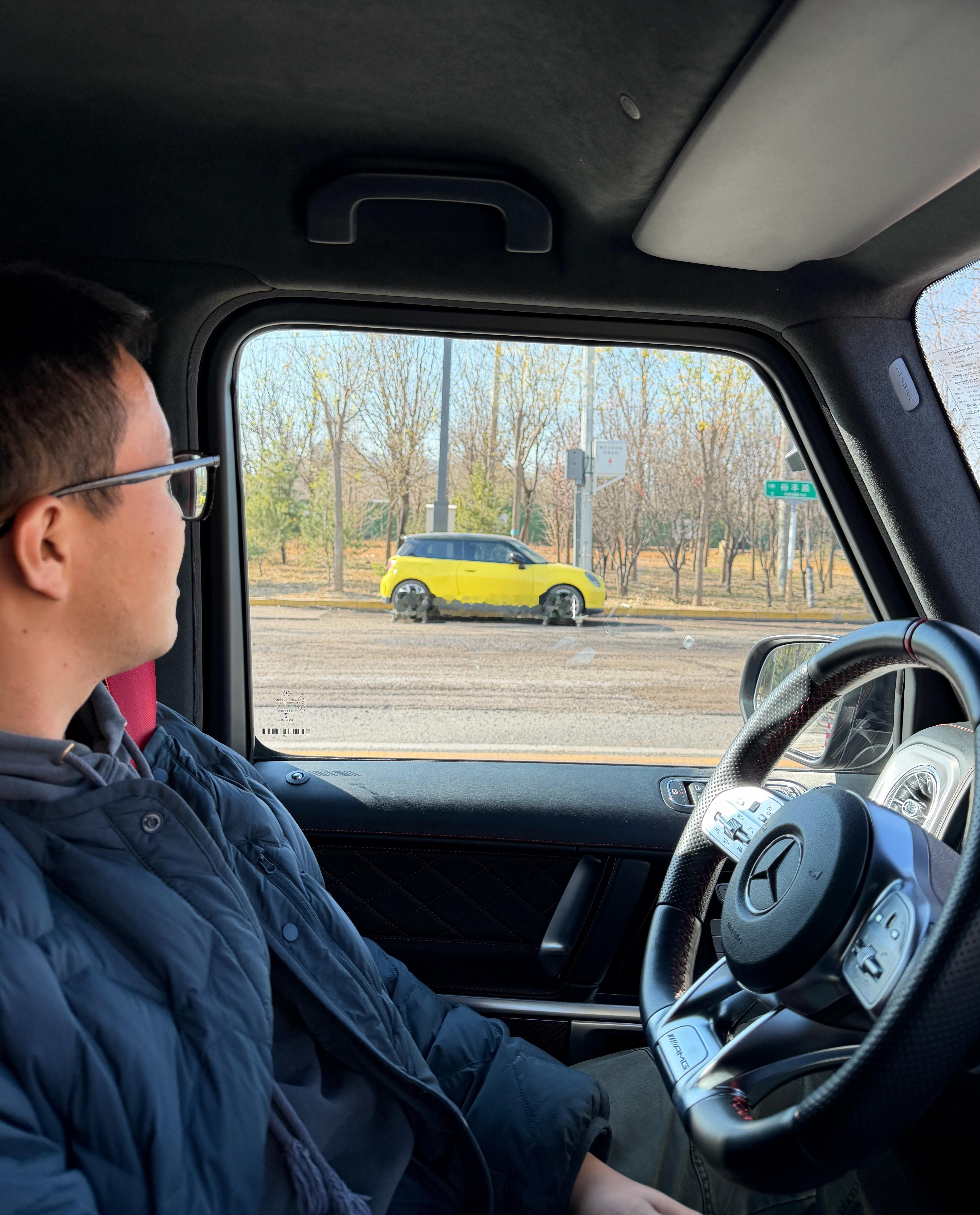 穿着旱冰鞋🛼的小MINI～估计是修路联系不上车主，只能用移车器挪走了🤣