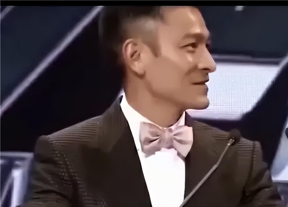 2008年，刘德华在马来西亚参加颁奖活动时，女主持人反复拿他的国籍开玩笑，称他为