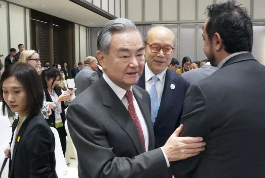 日媒为何如此看重这次握手。2月10日，王毅外长在广州主持APEC相关会议，日本共