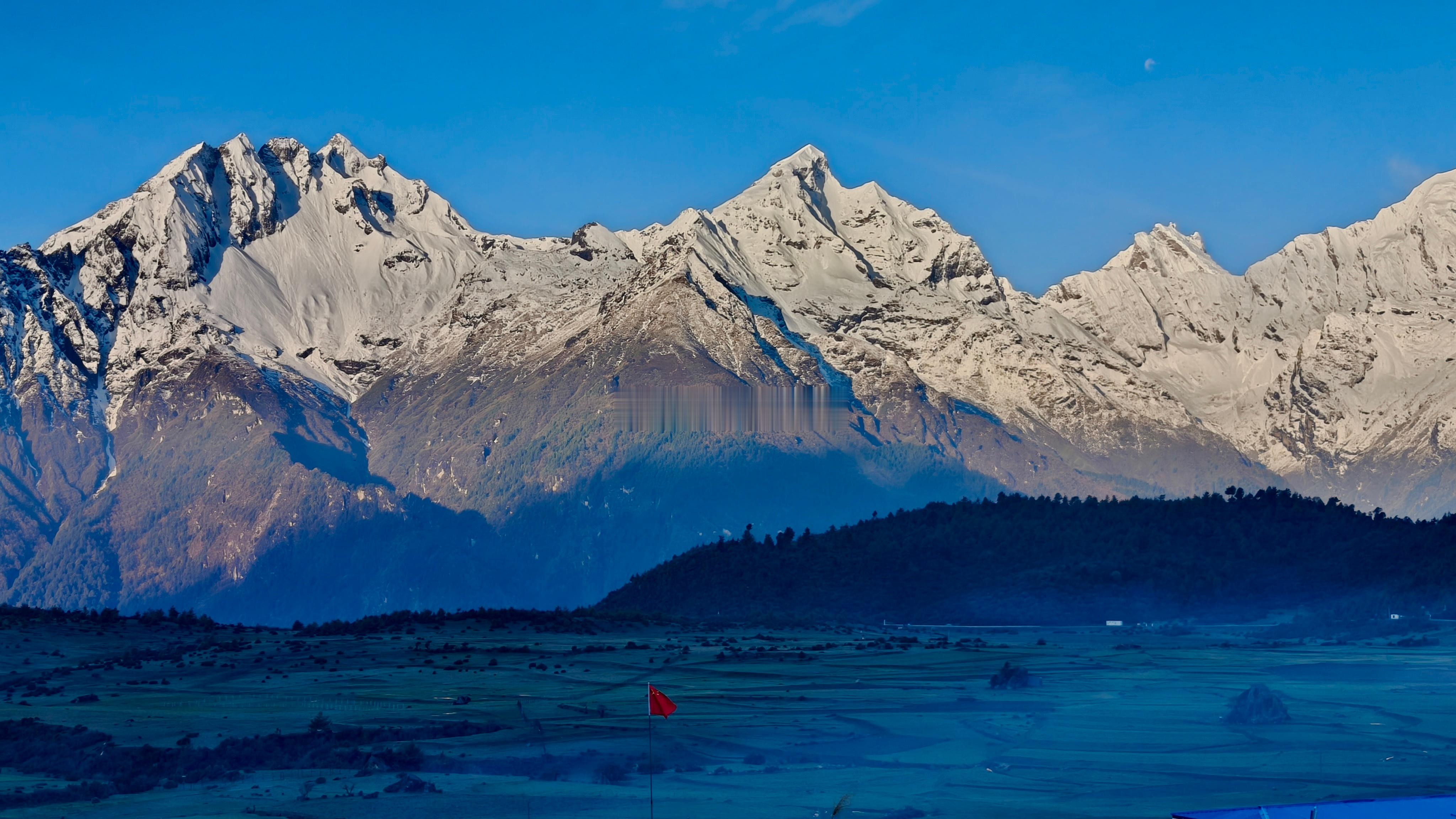 五月在西藏旅行时，去过吉隆，住在世外桃源一般的上山徒步看高山杜鹃，俯览雪山环绕下