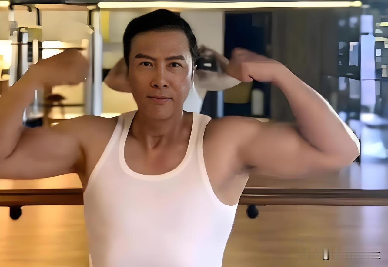 李连杰终于和甄子丹身材一样了。李连杰年轻时候的身材，并没有甄子丹那样健壮，甄子