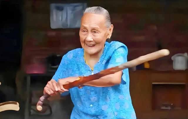 ☁1941年9月，一个中国女兵被七个日本兵围堵。眼看就要被俘，她却猛地拿起