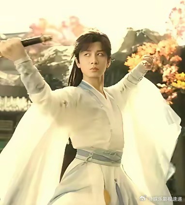 《灼灼韶华》和《赴山海》同时定档明晚，也就是9月11号开播！热扎依和成毅要打擂台