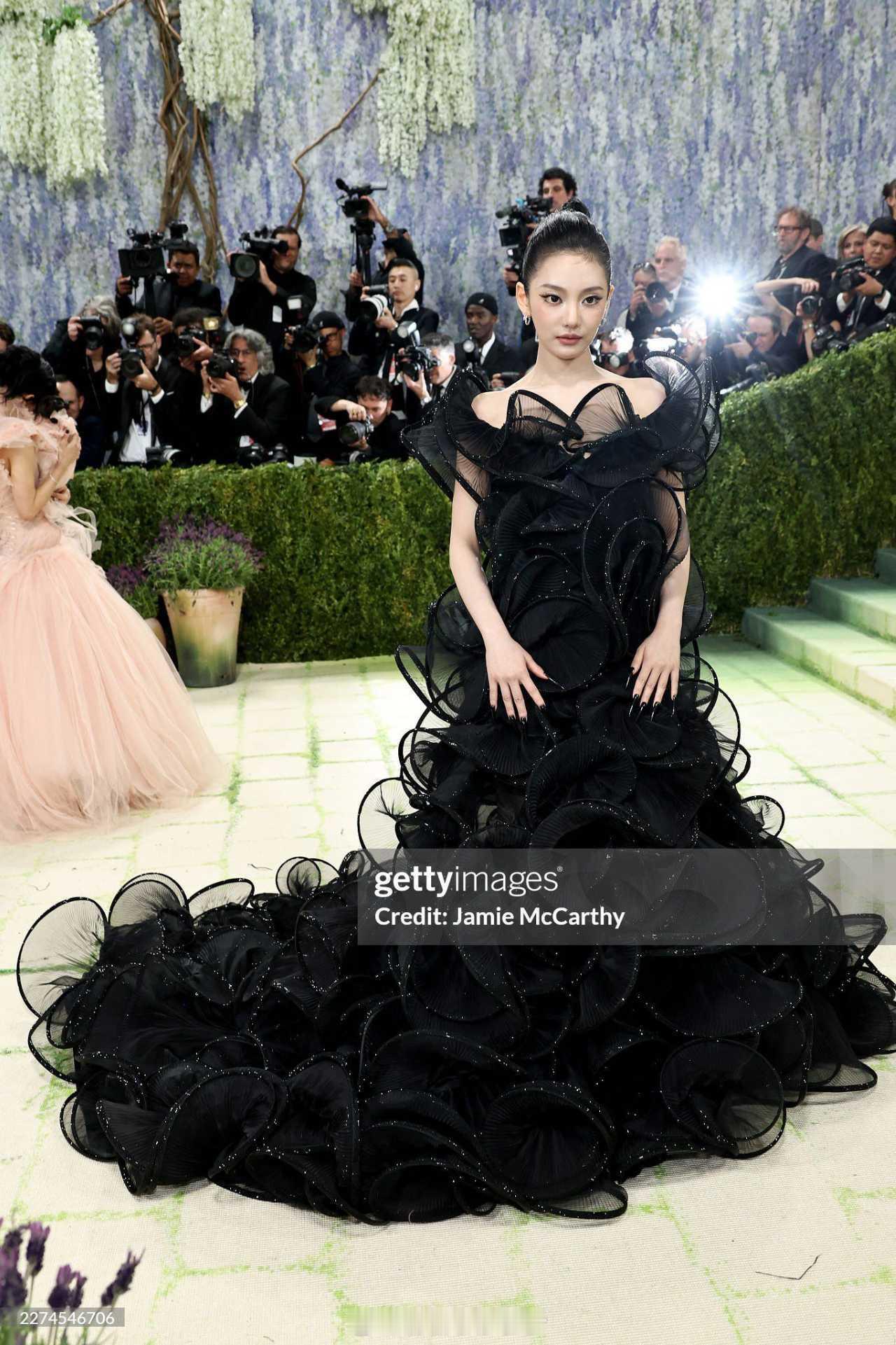 宁艺卓MetGala红毯怼脸生图更新：Gucci特别定制礼服美，人更美！这生图