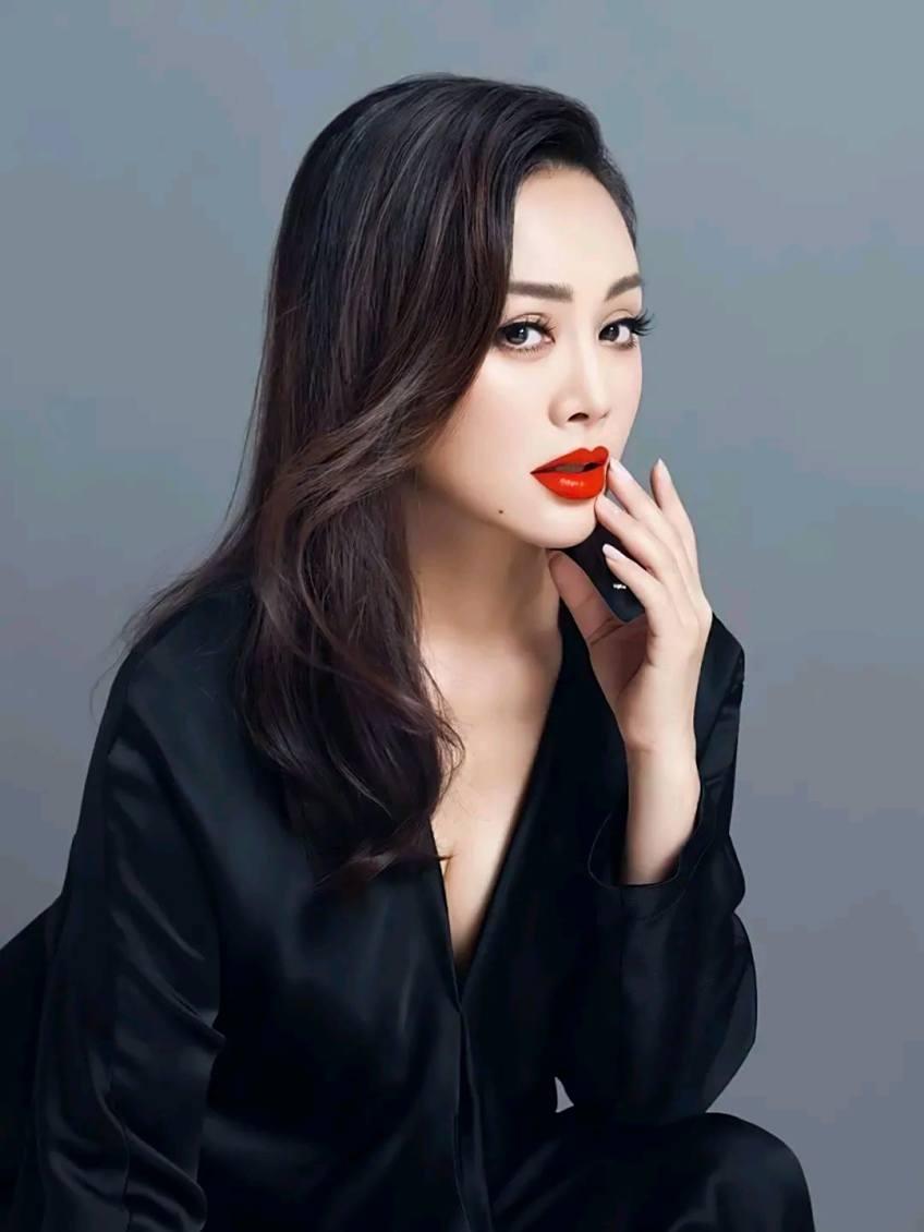 向太说，宁静明明老天爷赏饭吃，可惜了，恋爱脑嫁给老外。说起宁静，她的美有