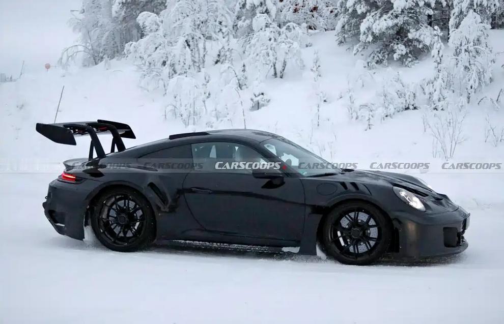 日前，我们获得了一组新款保时捷911GT3RS的最新谍照，测试车已经基本褪去