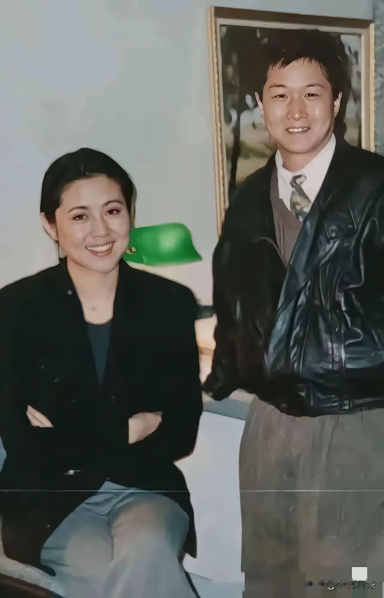 倪萍和黄植诚的这张合影，非常难得一见的，拍摄这张照片的时候，倪萍也非常年轻，看样