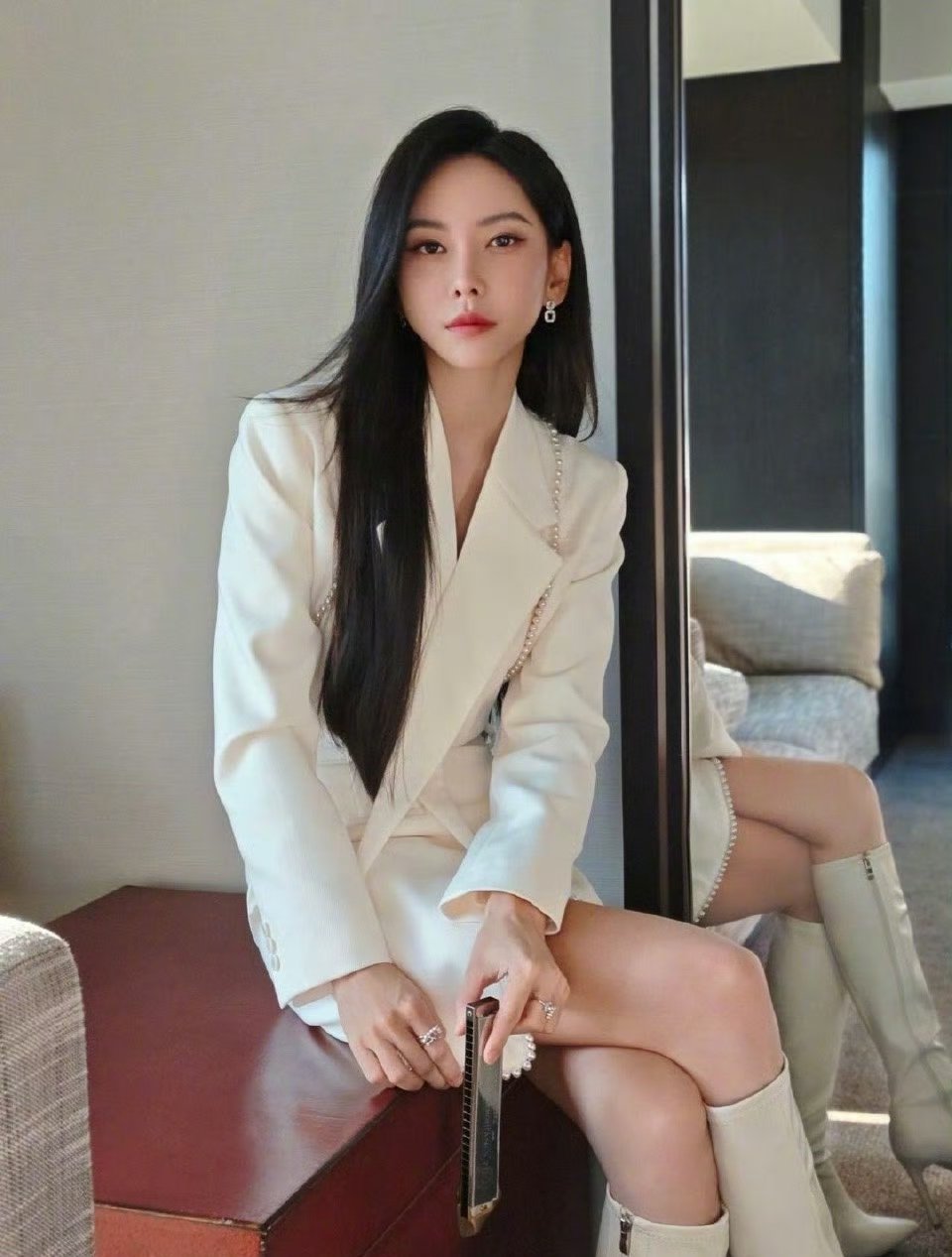 于文文白色西装秀于文文直呼小孩姐出片折么美于文文​​​