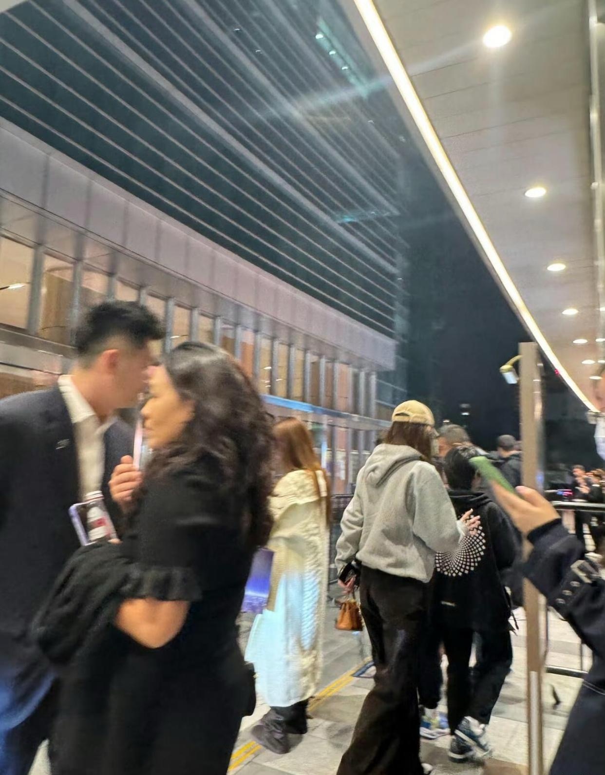 有网友在逛街时惊喜偶遇了Angelababy和小海绵真是“暴风成长”的最佳范例！