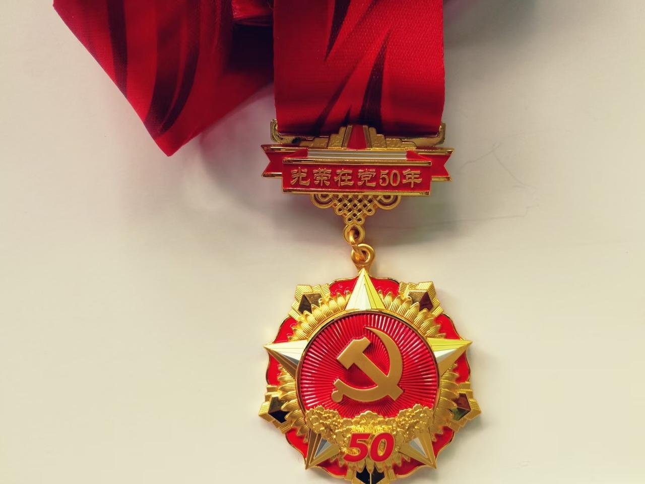 说说老爸的退休工资和补贴情况。老爸今年82了，属于企业退休的军转干部（正营职转业