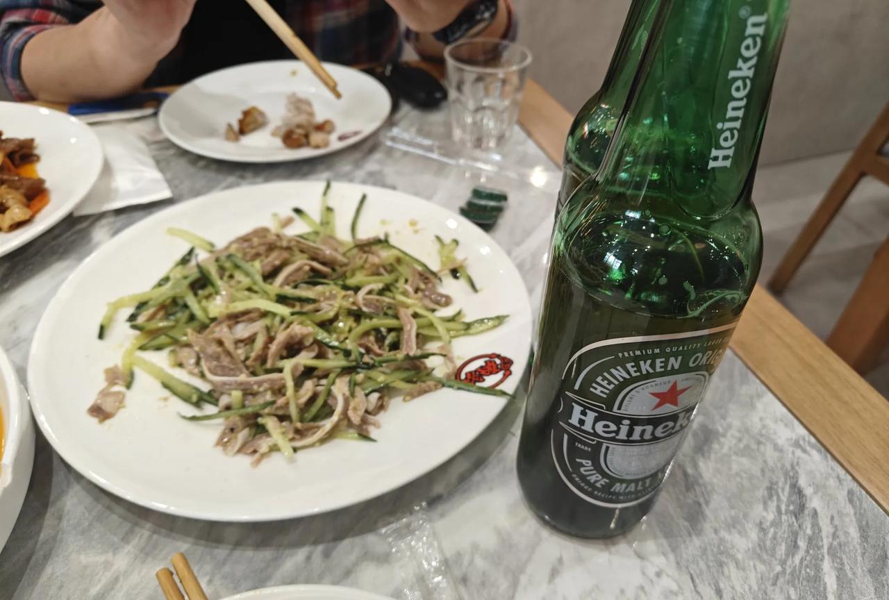 包子也没吃了，要了八个菜，中国人喜欢八，八意味着发。能不能发，靠命。一盘酱猪蹄