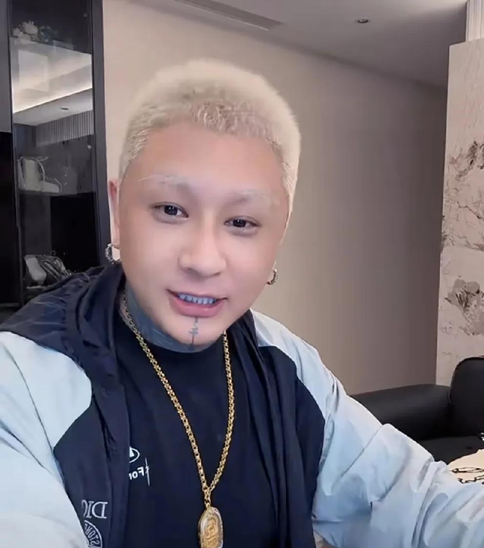 小胖说方丈不是宠物，跟谁玩都能全身而退，都挣到钱了，那叫战略！