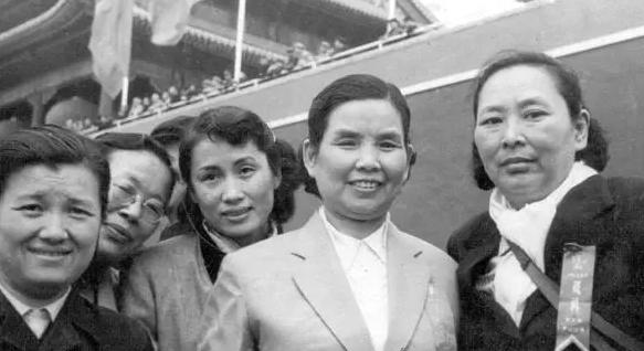 1949年10月1日新中国成立，当毛主席出现在天安门广场时，所有人的目光都集中在