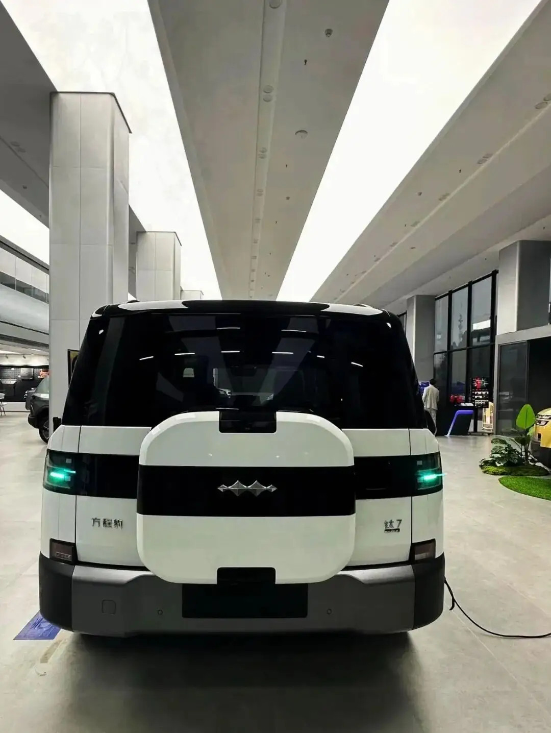 你还真别说比亚迪方程豹钛7的这种熊猫配色还真的挺好看的，比纯白或纯黑要更酷。而