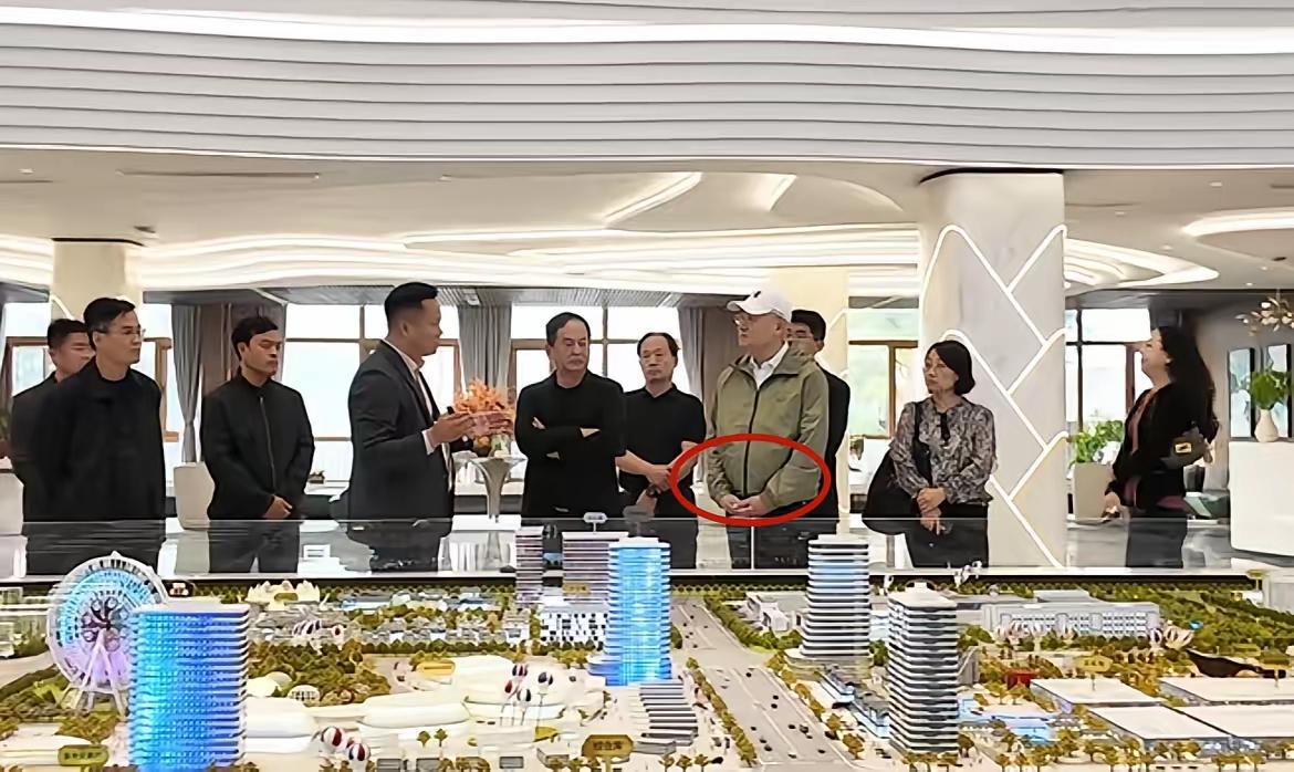 陈丽华离世后，迟重瑞和继子赵勇走的还是很近，近日两人一起出席活动被网友偶遇并发到