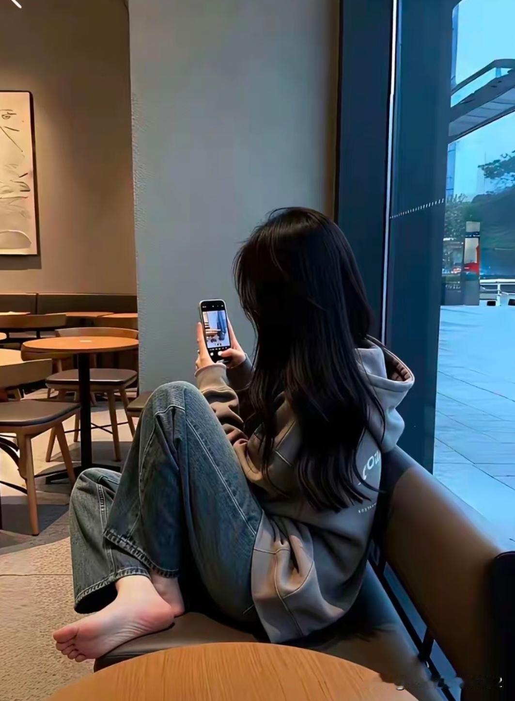 咖啡店脱鞋，你能接受吗？很多女生喜欢在咖啡店把鞋子脱掉，放松双脚。看着自在