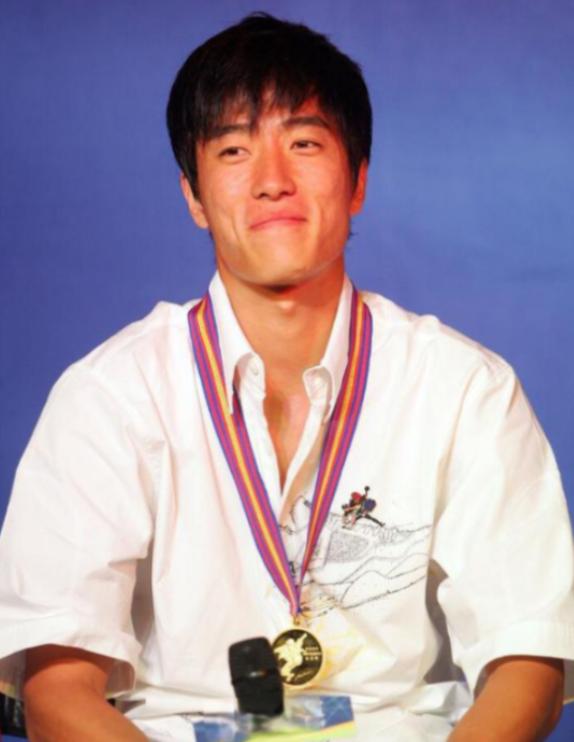 2004年，刘翔跨栏夺冠后，开发商奖励了他一套价值225万的房子，他转手就送给了
