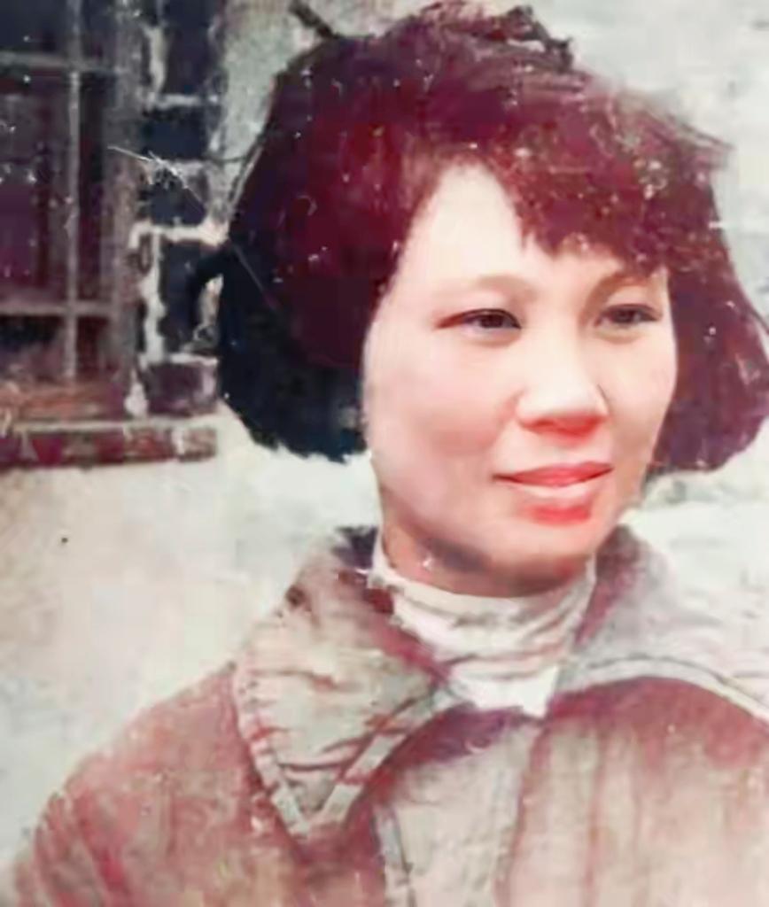 惊现戴手铐女遗骸，经鉴定：竟是中央多年全力搜寻的革命先烈！1975年夏