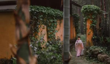 古代一地主捐几十亩竹林给寺庙，后来落魄，家人去挖竹笋充饥，被僧人驱赶，地主告到县