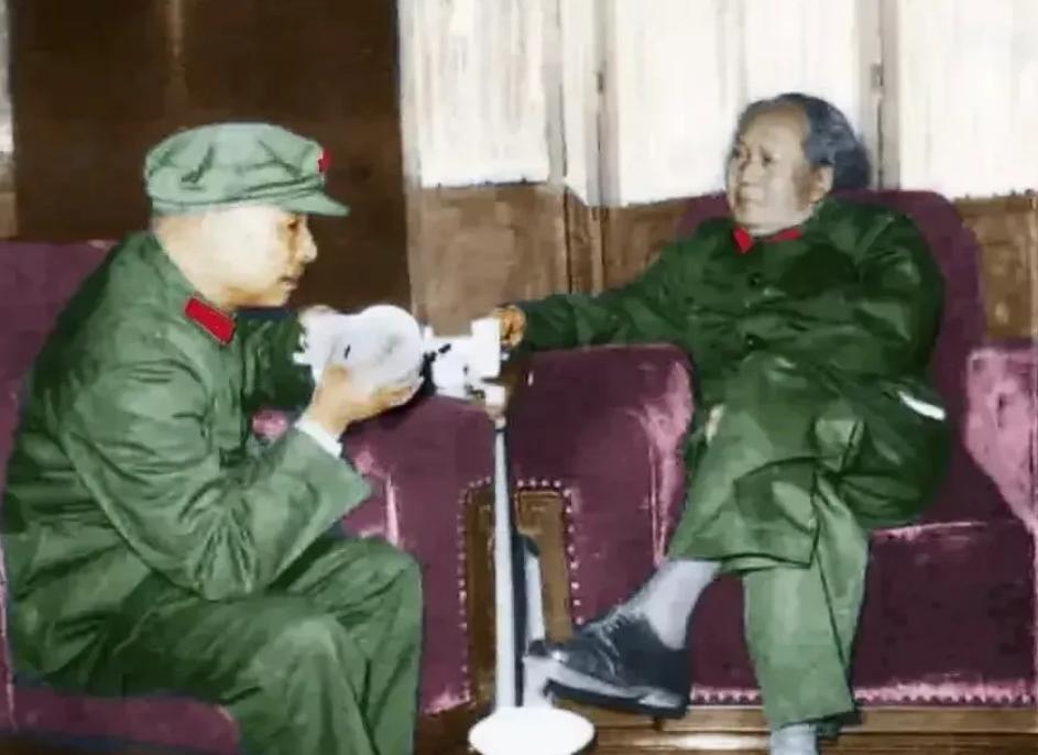 与毛主席一起喝茶这位老同志是谁，认出来了吗？他也身着65式军装、头戴军帽，同毛泽