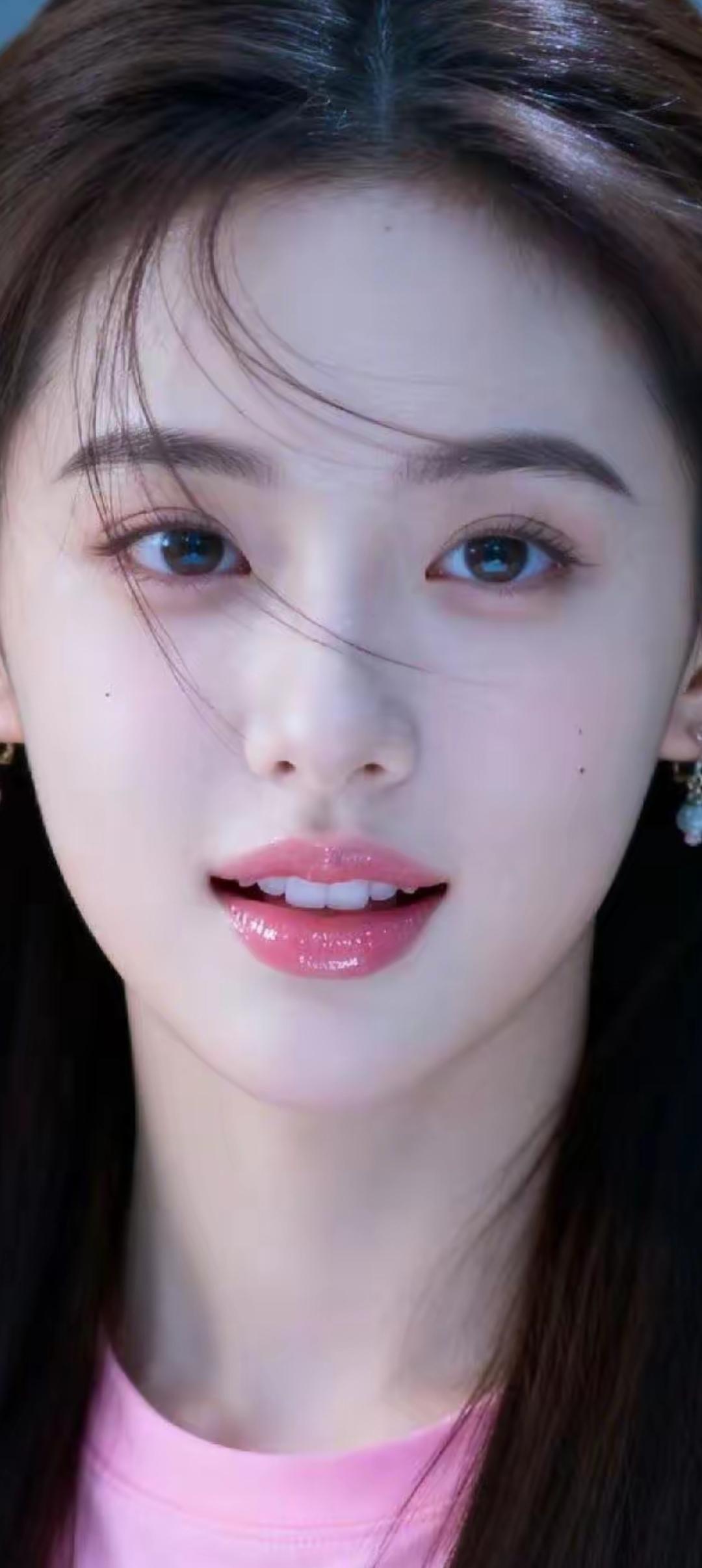 温柔甜美的少女，粉色上衣，清新自然。