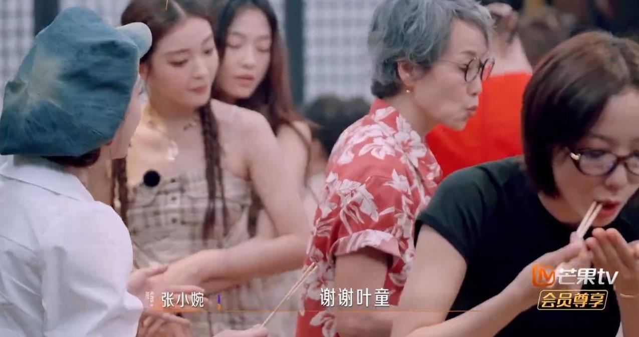 叶童这桌饭菜丰富，王珞丹这桌饭菜简单，王珞丹团队不甘眼睁睁看着对方独享。