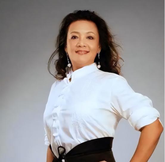 当年张兰开小饭馆，一个流氓吃霸王餐不给钱，张兰拦住不让他走，流氓立刻掏出一把枪顶