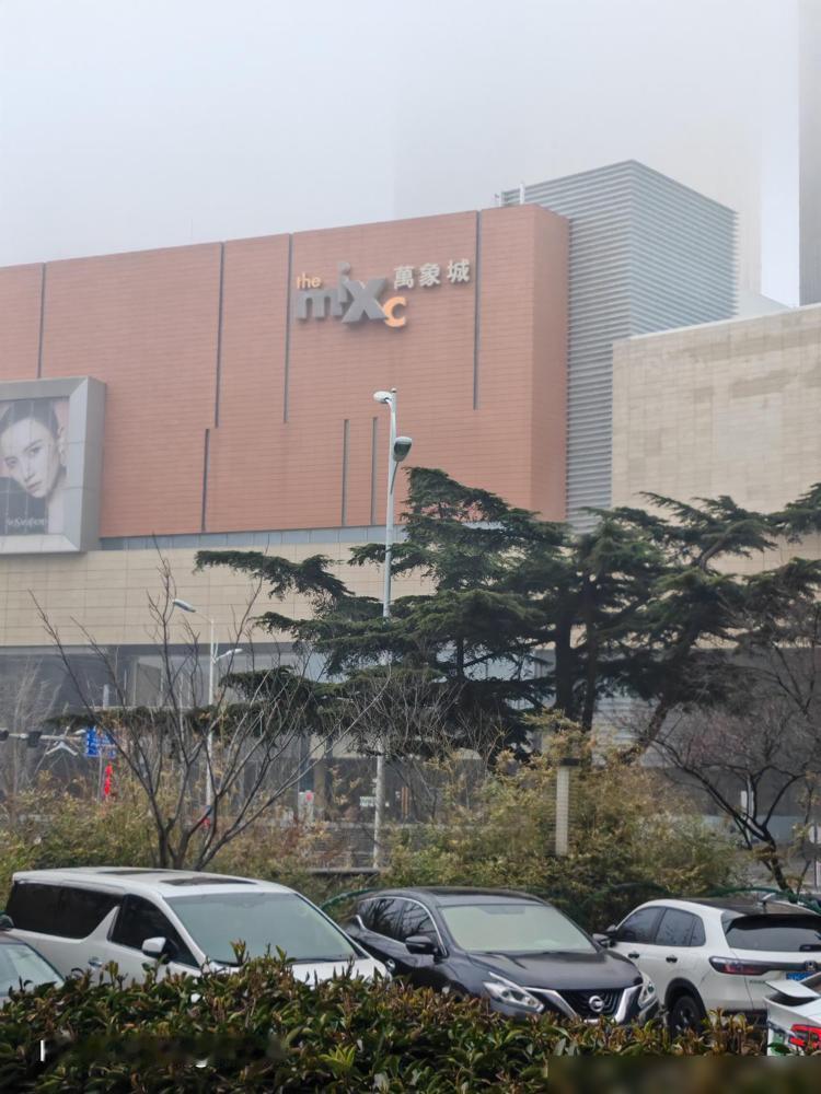 青岛万象城旁的豪宅现在跌成什么样了？我身边好几个前几年入手核心区改善房的朋友