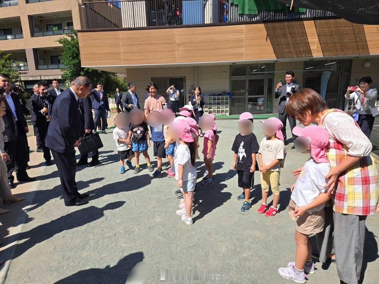 咋了？日本人这么讲究吗？特别是对小孩子。官方宣传个照片都要给孩子脸上打码，真够