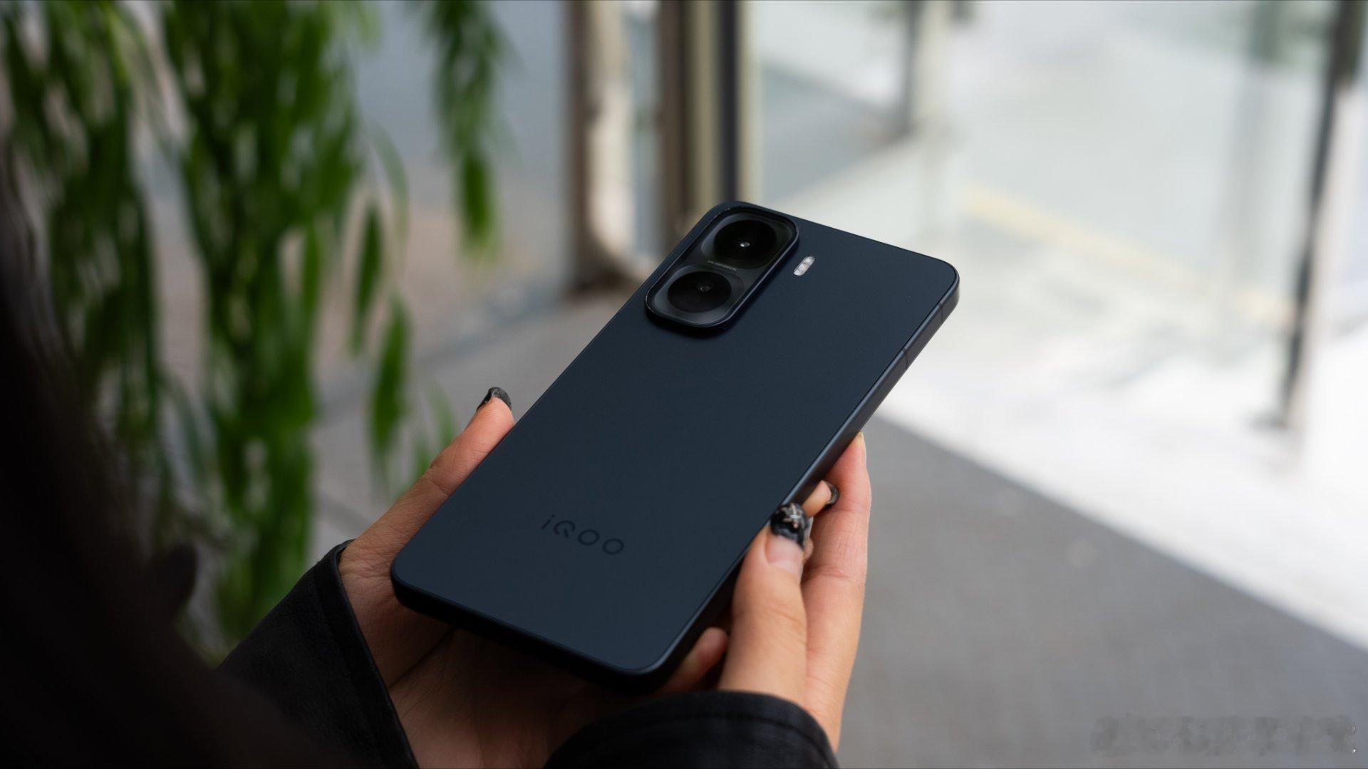 iQOONeo11疾影黑图赏又来啦～实在是喜欢，又拍了一组手机在手