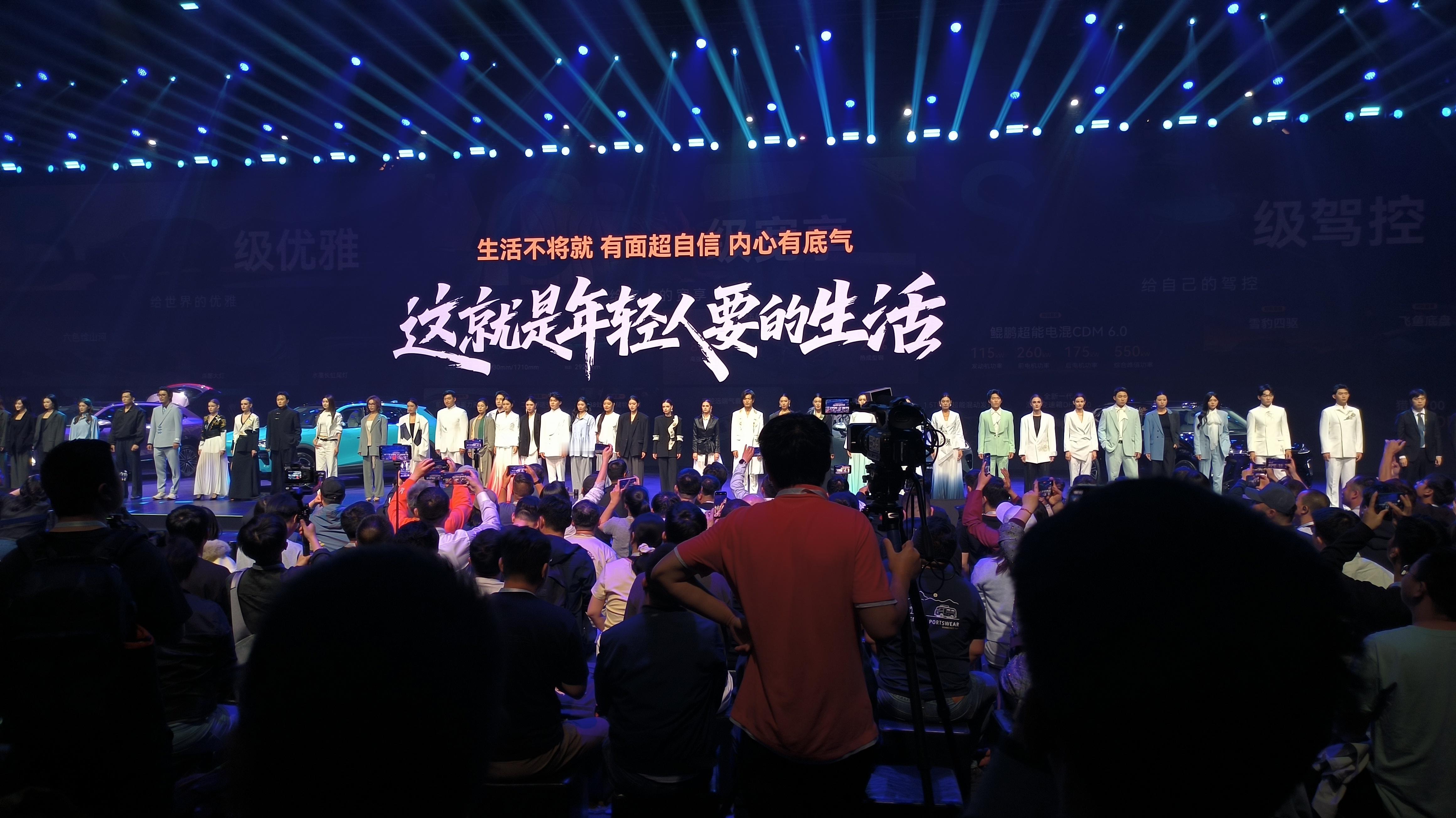 四台风云T9L，装了45个人。不是魔术，是空间。B级优雅给世界，C级宽享给家人，