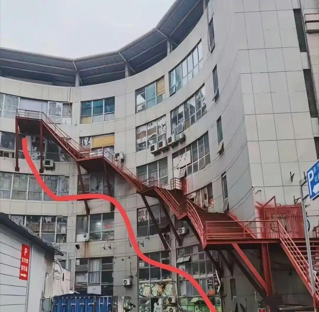 这某酒店背后楼梯是干嘛的