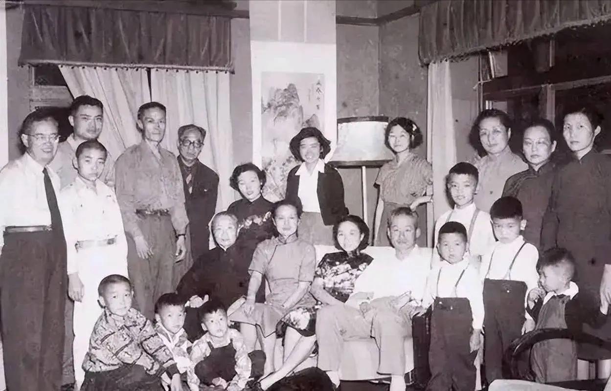 1951年，孙立人脱了衣服上床睡觉，习惯性地搂住老婆，却发现手感不对劲，他一怔，