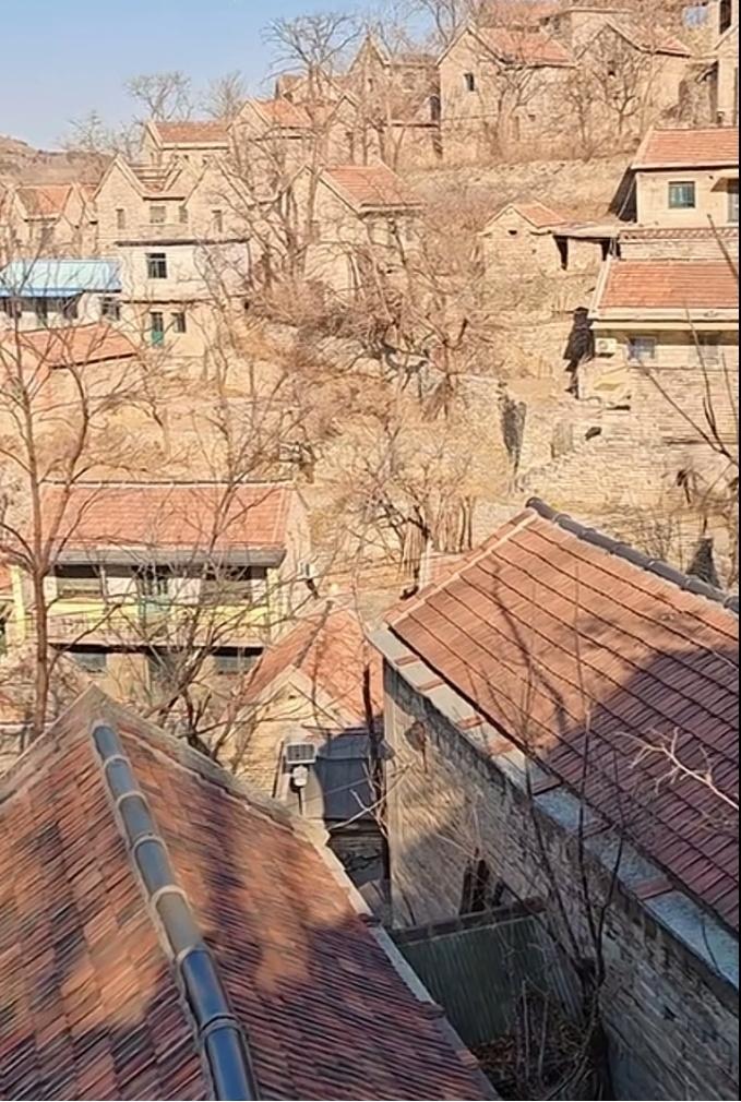 物是人非房已空，门前杂草院中生，屋顶炊烟未升起，………？上联：未见炊烟