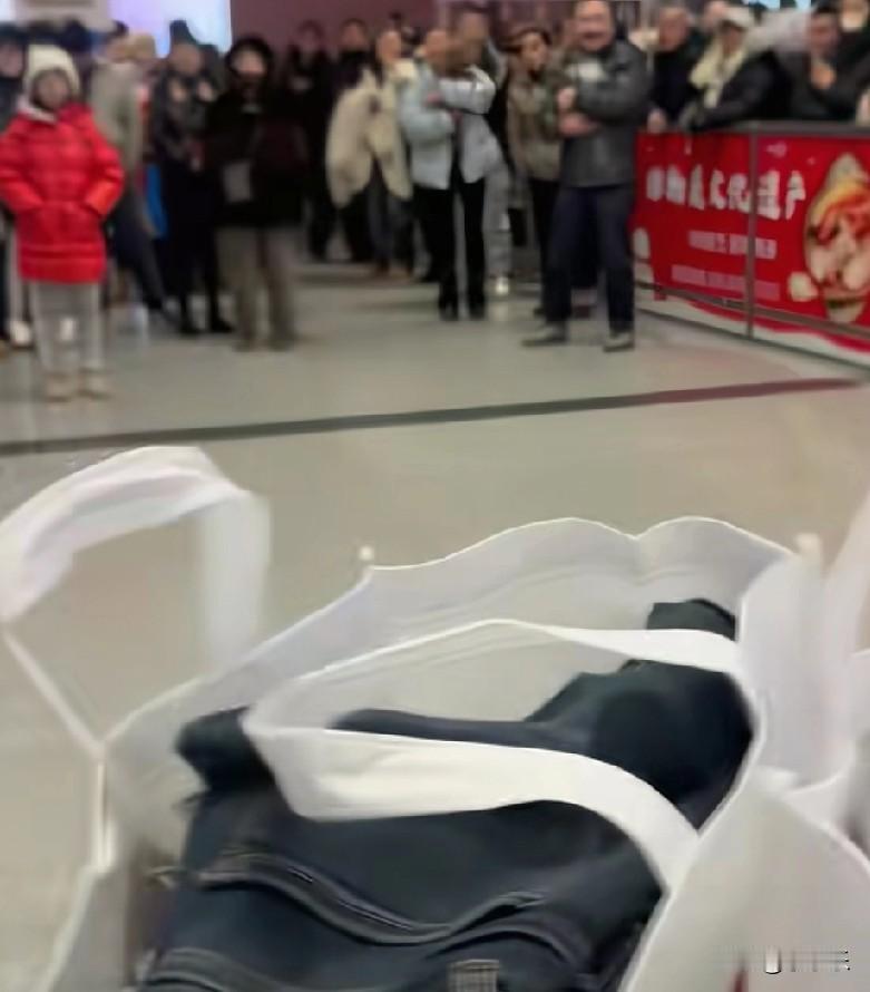 一东北女生乘坐飞机回家过年，凌晨到达机场，航站楼里挤满了迎接她的亲友们，连家里的