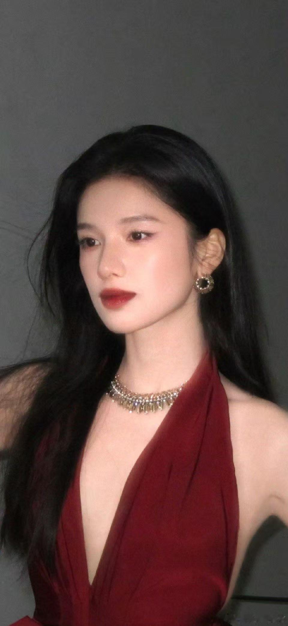 张婧仪生图明媚成这样张婧仪的生图展现了她多面的魅力。有时甜美可人,有时率性洒脱