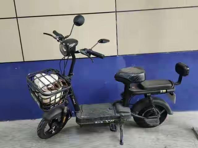 浙江杭州，男子把一辆电瓶车停在马路边的停车位，因为这几天不出门，都已经好几天不骑