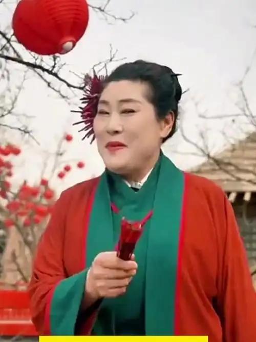 一位老媒婆唏嘘:“现在的行情就是，女的嫌男的穷，男的嫌女的老。到最后呢，白菜烂在