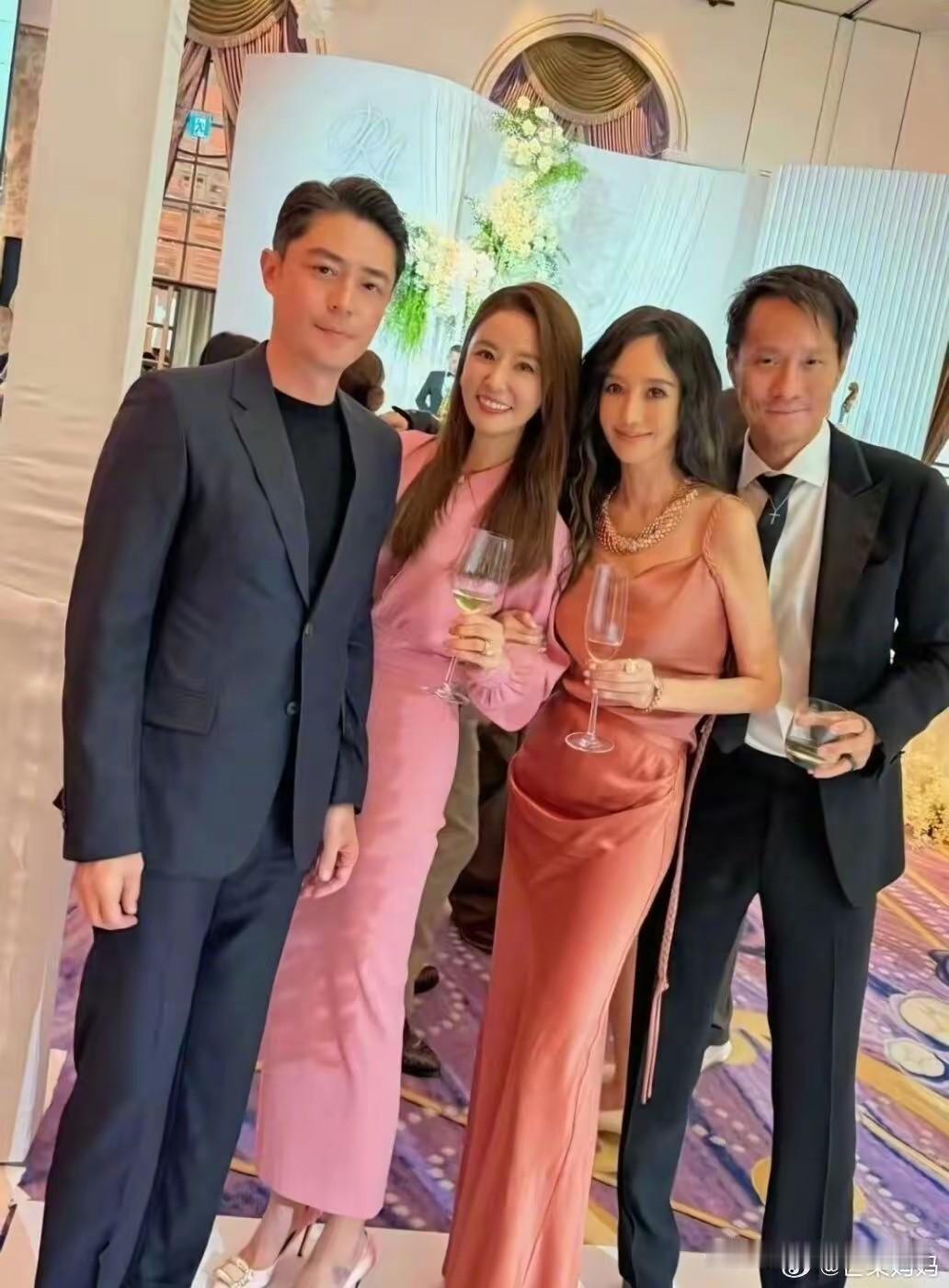 霍建华太能装了，合照时候老老实实，一副老干部感觉，私下霍建华对着邱泽嘟嘴，这是玩