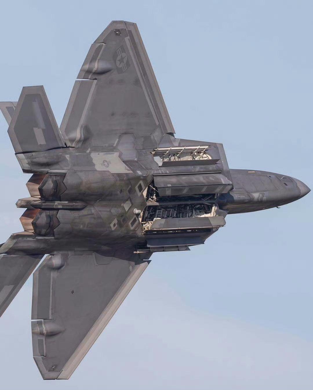 战机欣赏：分享一组F-22战斗机照片。该机正在进行飞行表演，机腹弹仓和侧弹仓都已