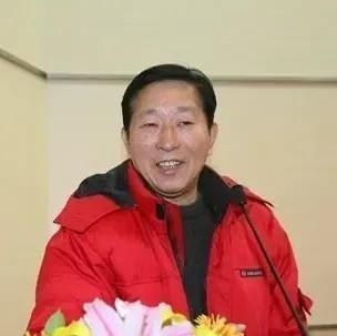 1998年，香港，贺龙之子贺鹏飞，看四下没人，闪身冲进一间商人办公室，凑到那人耳