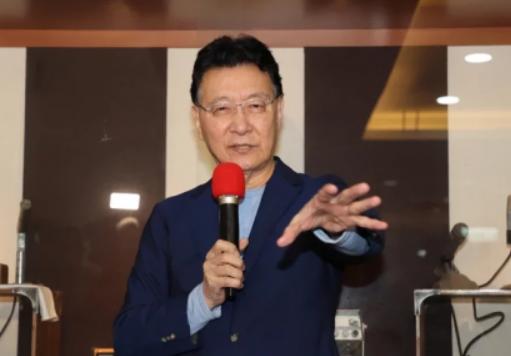 赵少康冷静一下吧！赵少康这次失态了。七十多岁的人，本来应该维护好自己